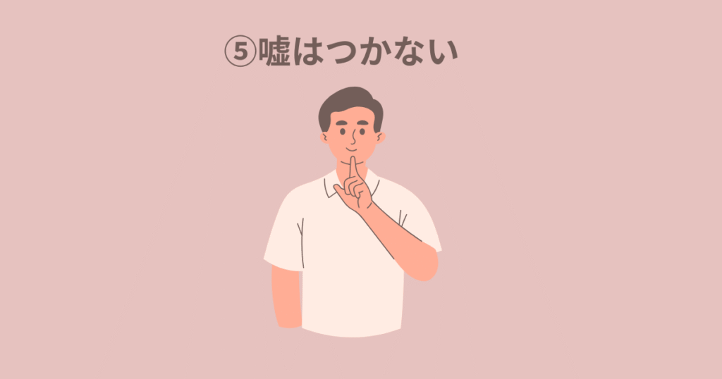口に手を当てる男性