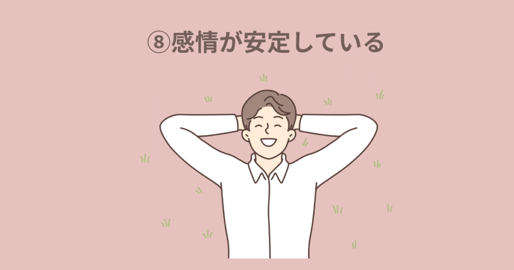 頭に手を当てる男性